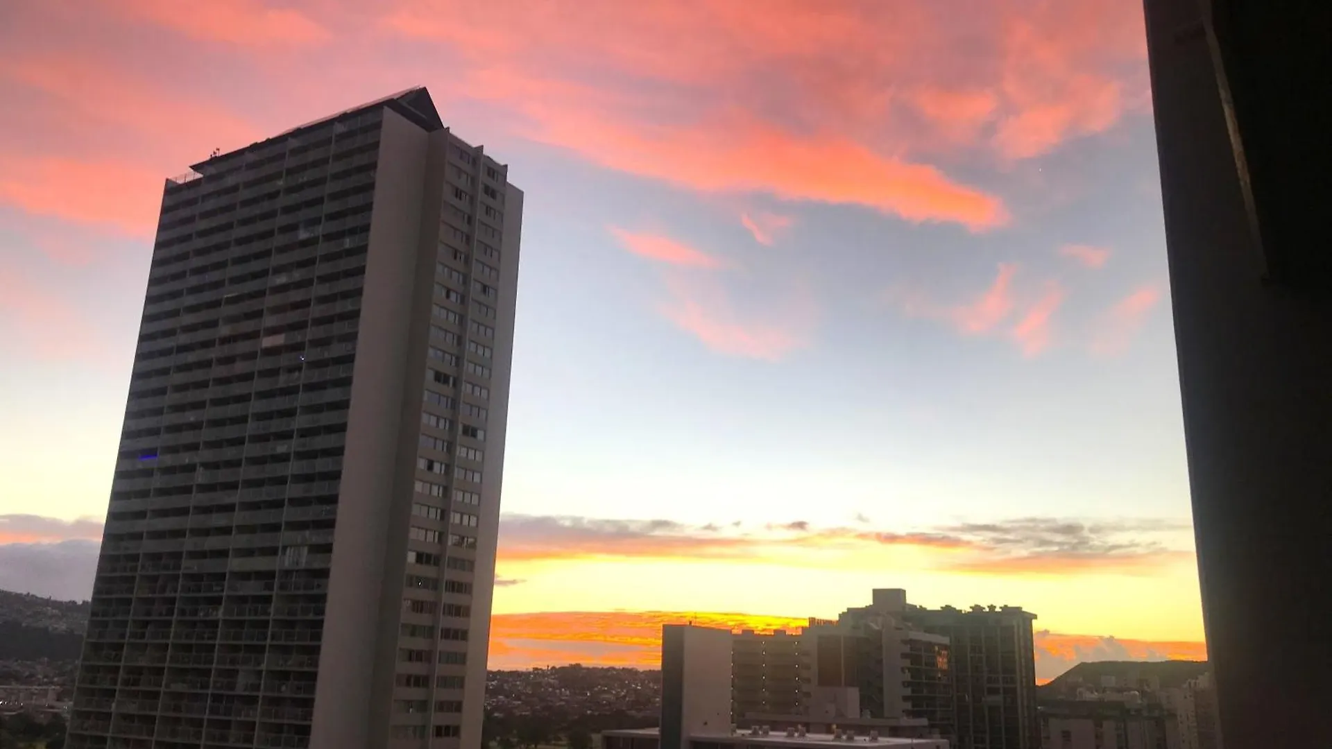 Royal Kuhio 1705 - Spacious Corner Unit With Stunning Mountain Views In The Heart Of Waikiki! Χονολουλού