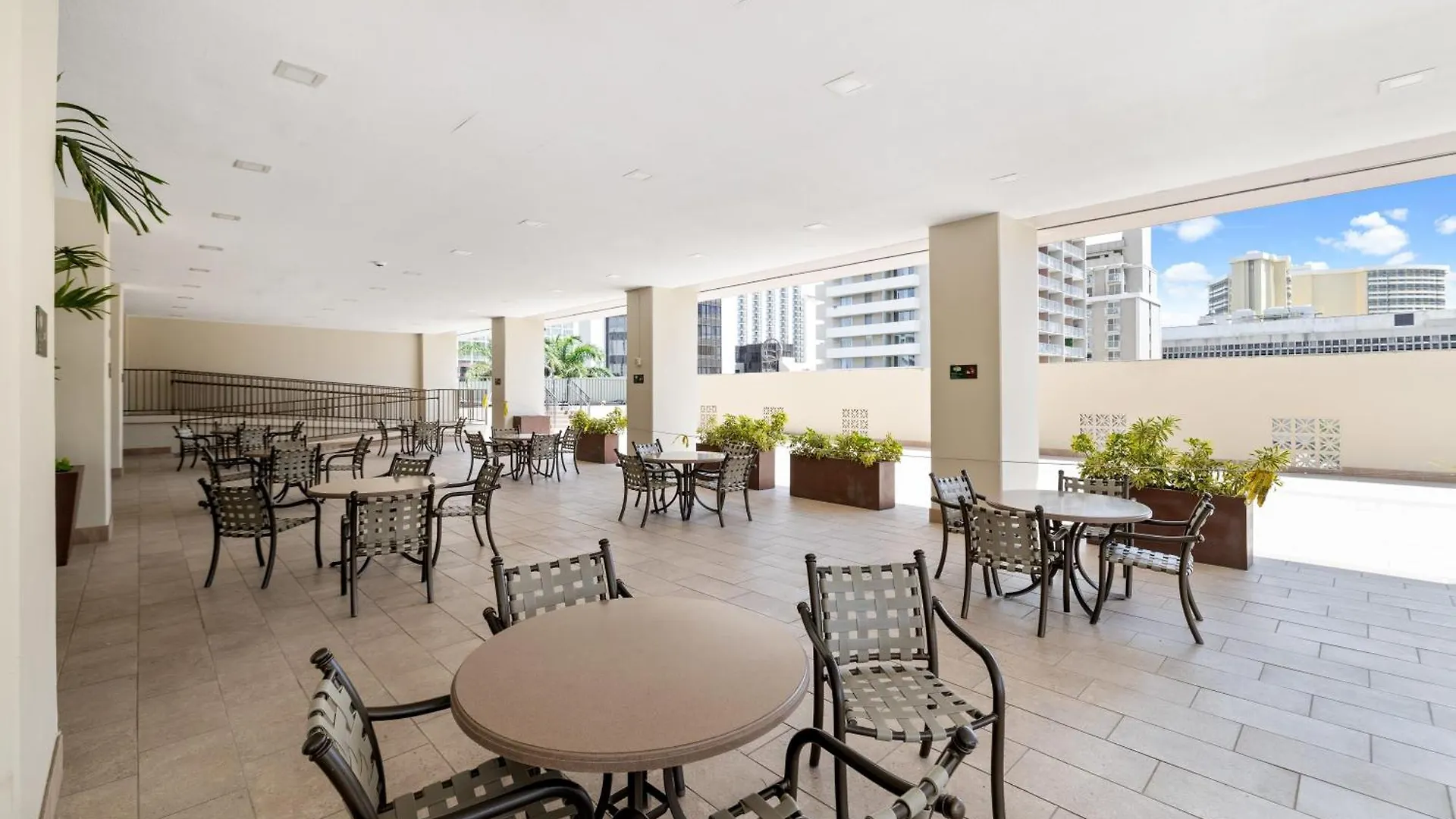 Royal Kuhio 1705 - Spacious Corner Unit With Stunning Mountain Views In The Heart Of Waikiki! Χονολουλού